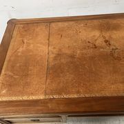 Bureau de style Louis XVI en bois de noyer Fin du XIX siècle