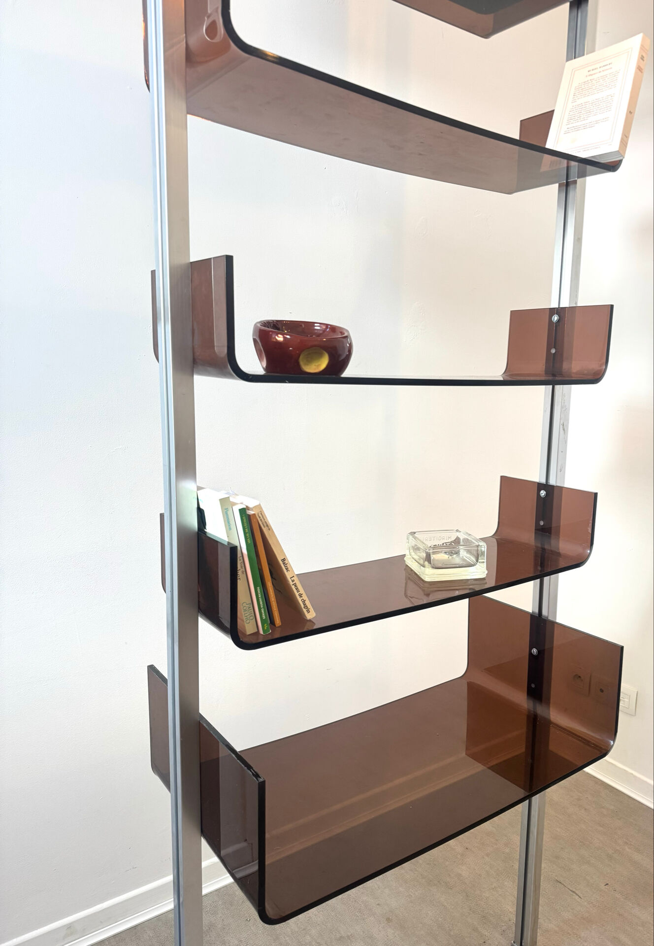 Étagère - bibliothèque en Plexiglas fumé Michel Ducaroy