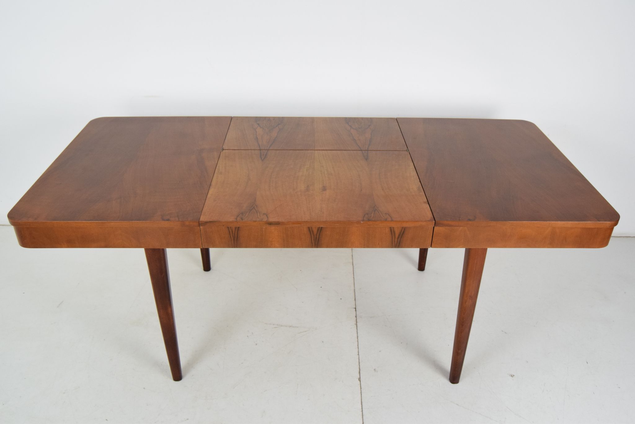 Table à manger extensible Art déco, conçue par Jindrich Halabala, années 1940.