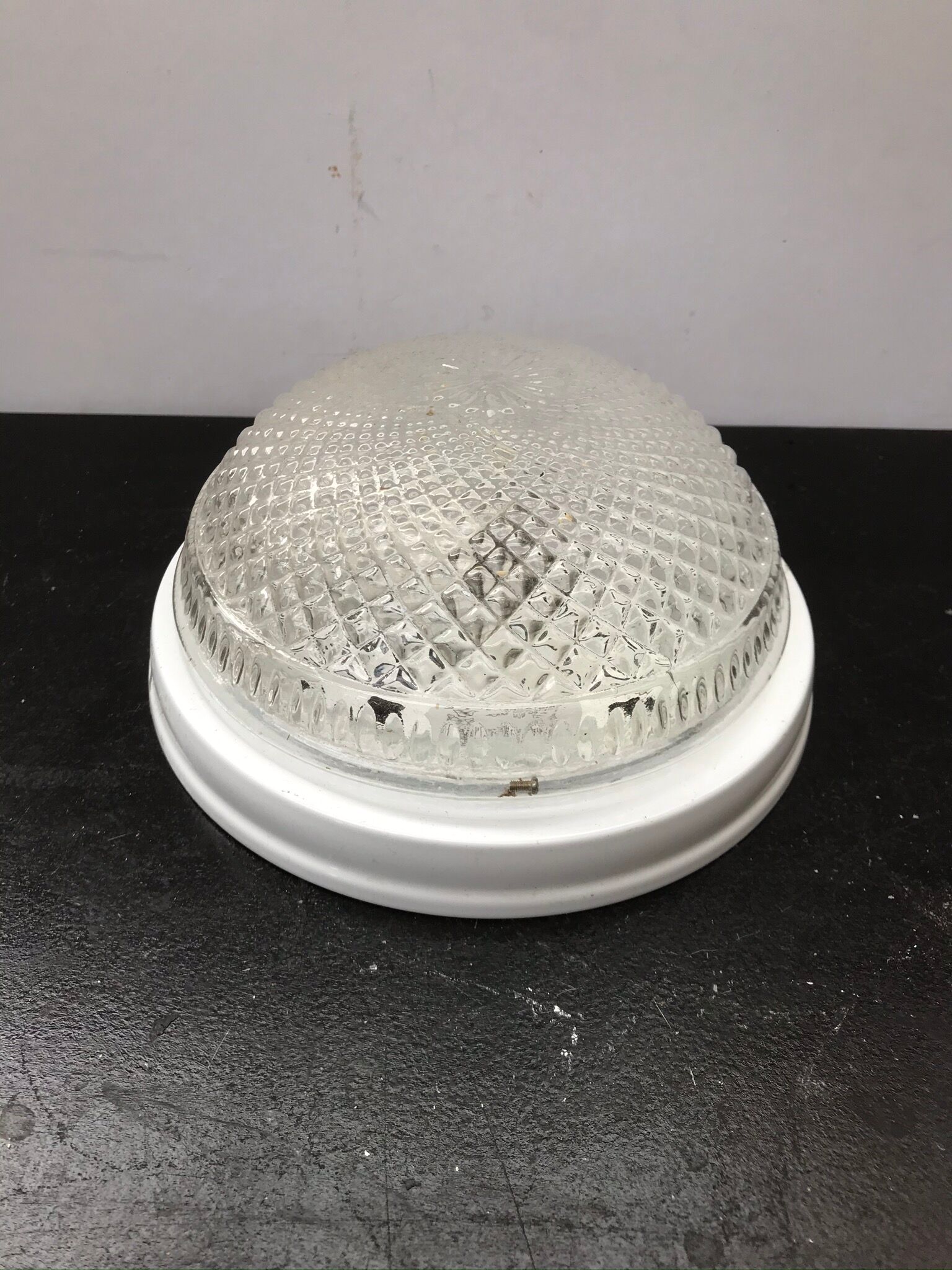 Platfonr Applied Rond Moulded Glass - Vintage White Metal Support