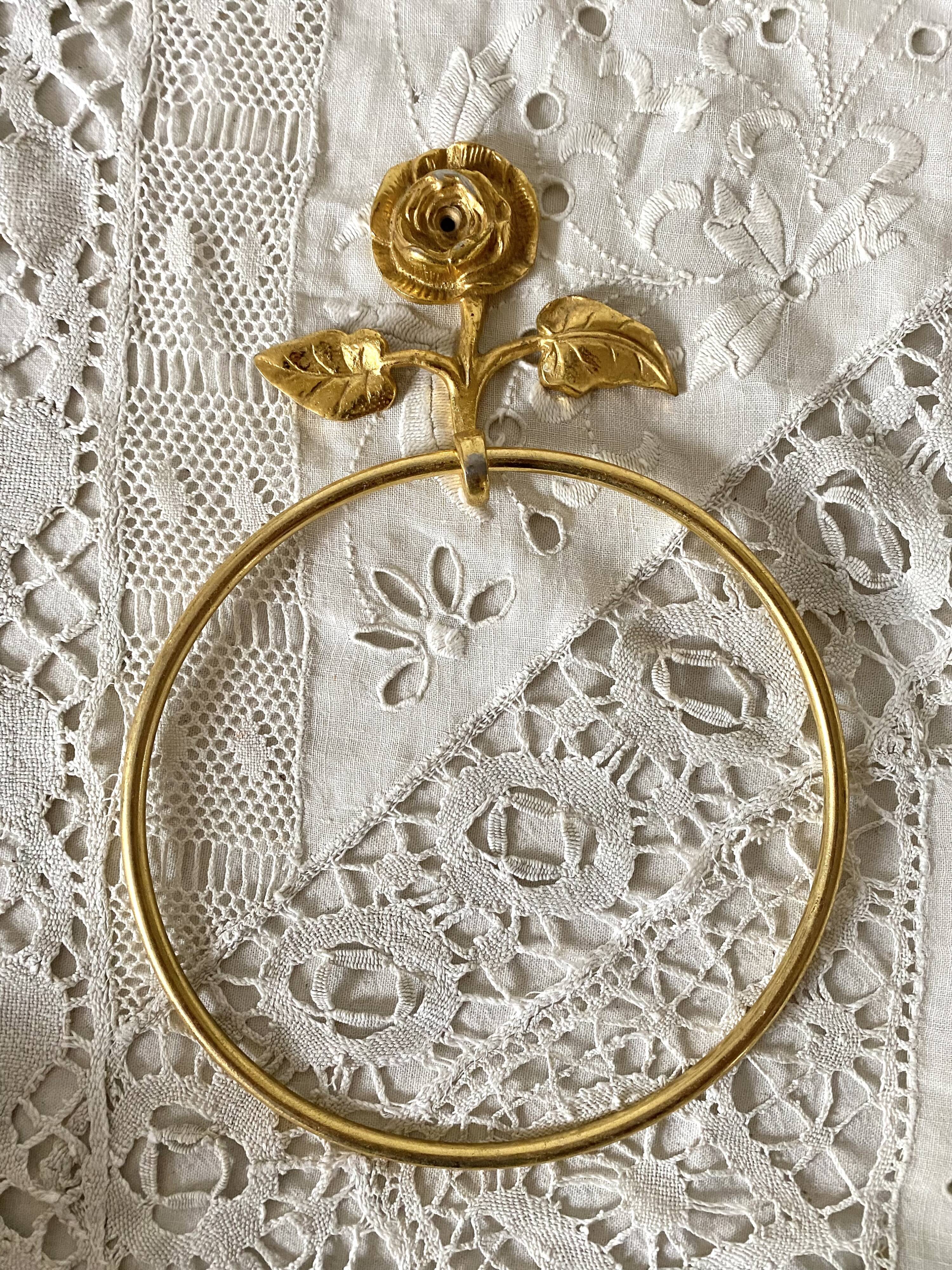 Gold ring towel holder, pink metal