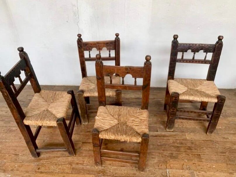 Series of 4 brutalist rustic chairs in carved wood straw seat