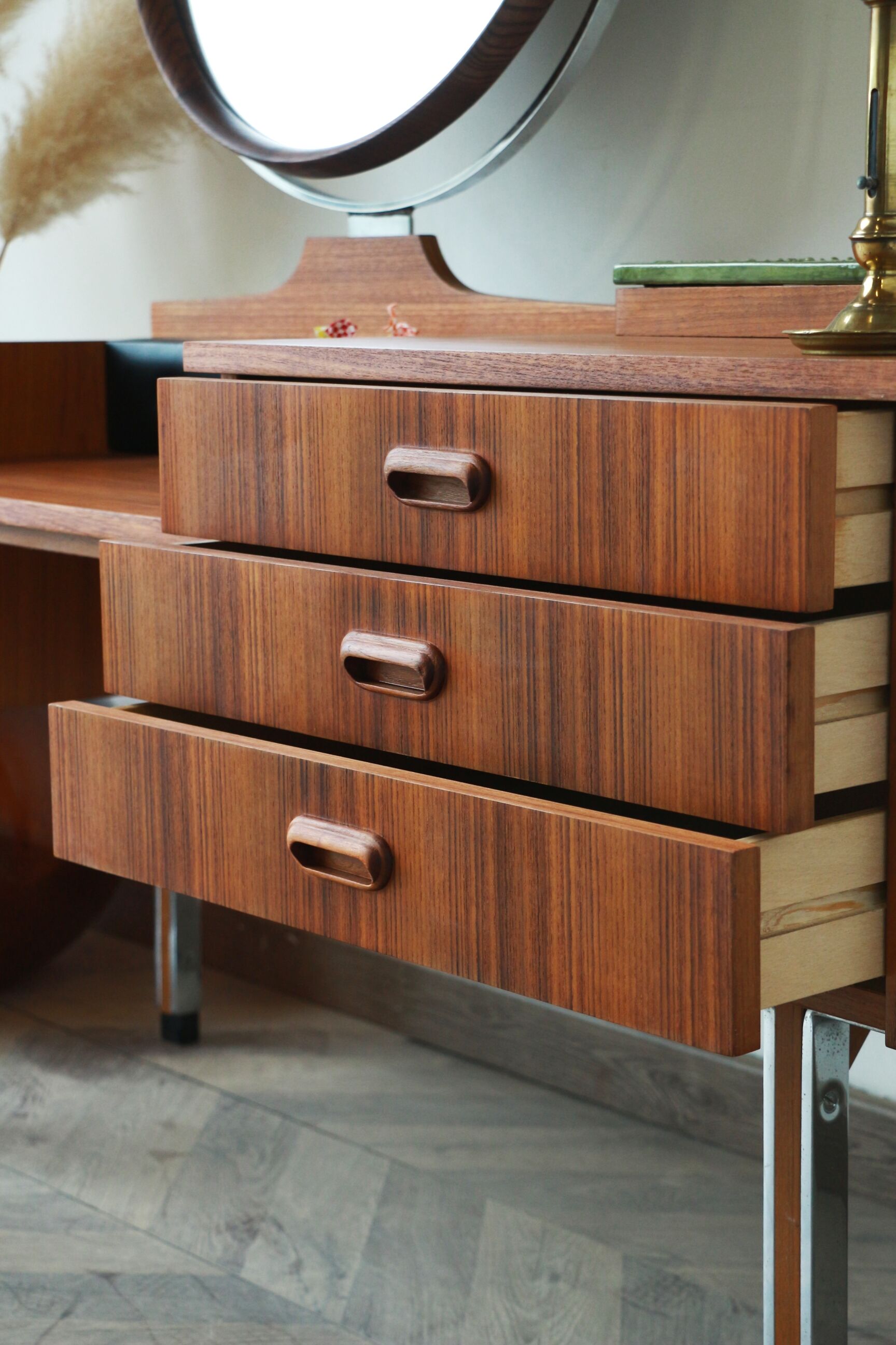 Dressing table - round mirror - 60s