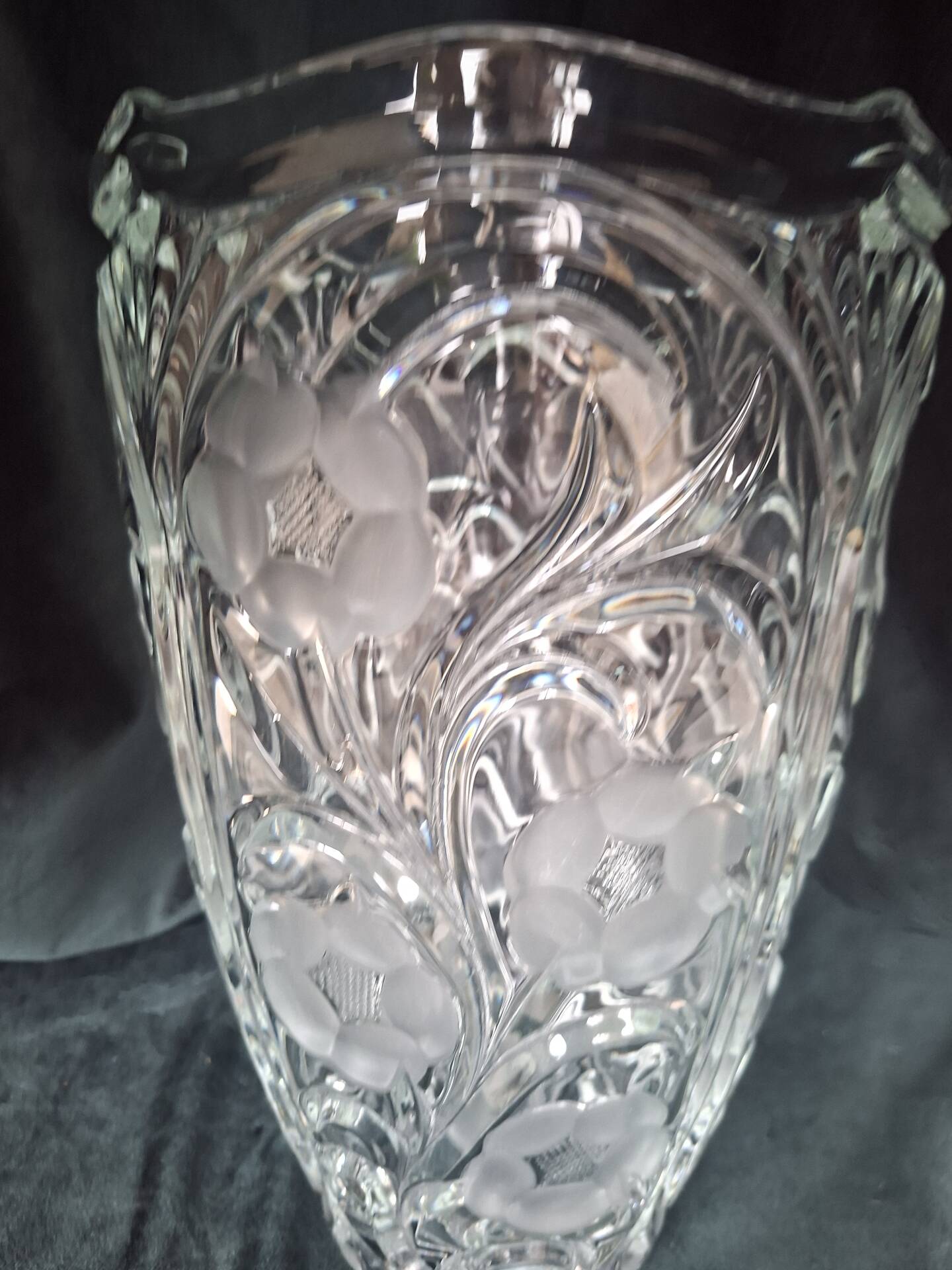 Grand vase en cristal taillé décor floral