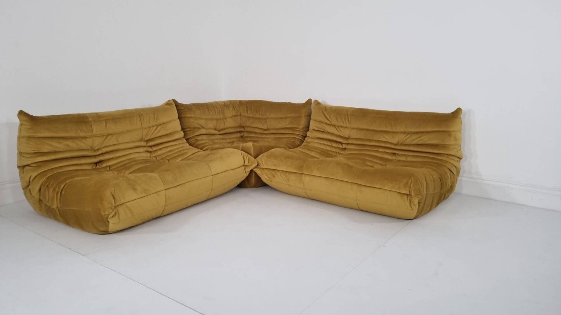 Ligne Roset Togo – 2 canapés 2 places et un élément d'angle.