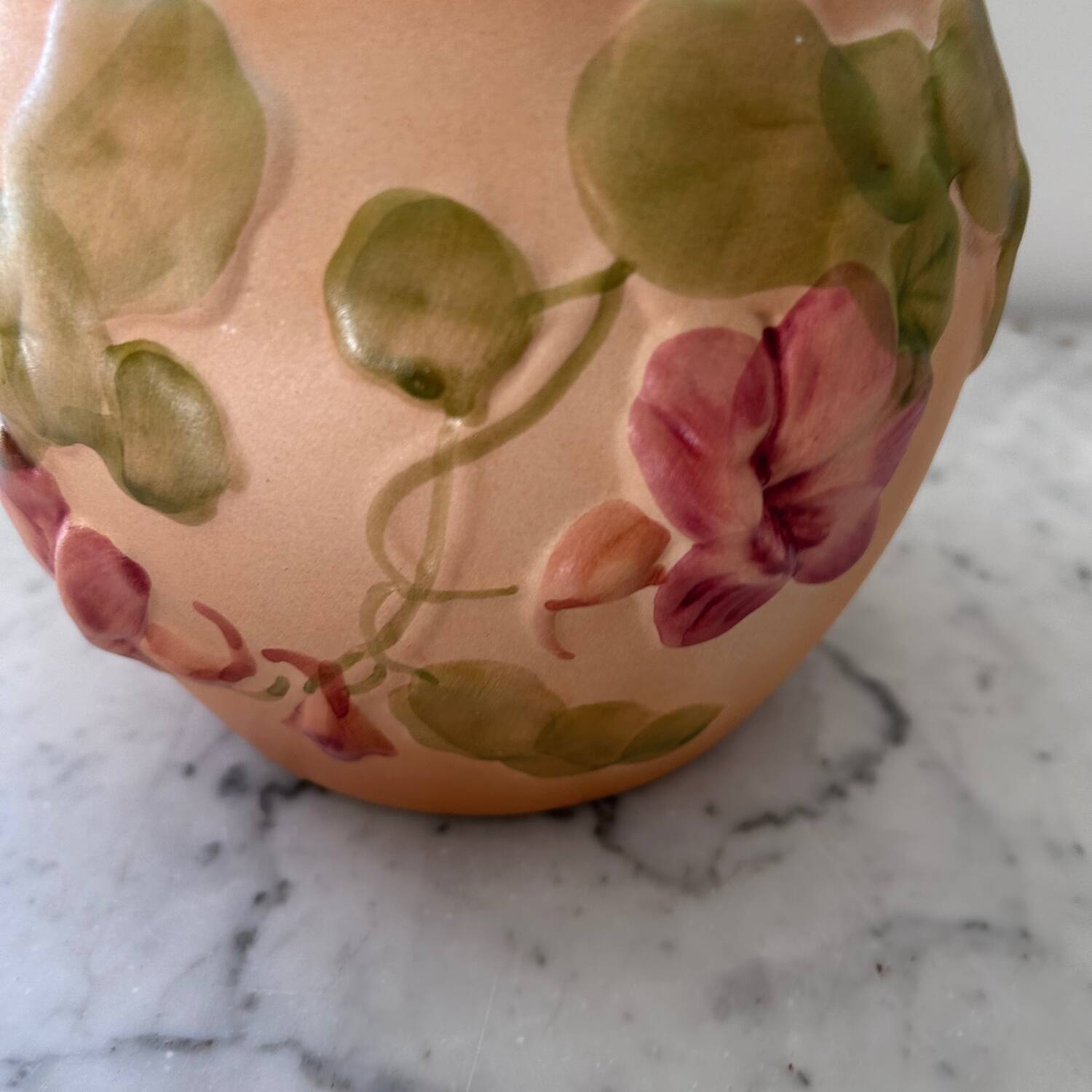 Cache pot en barbotine décor capucines 