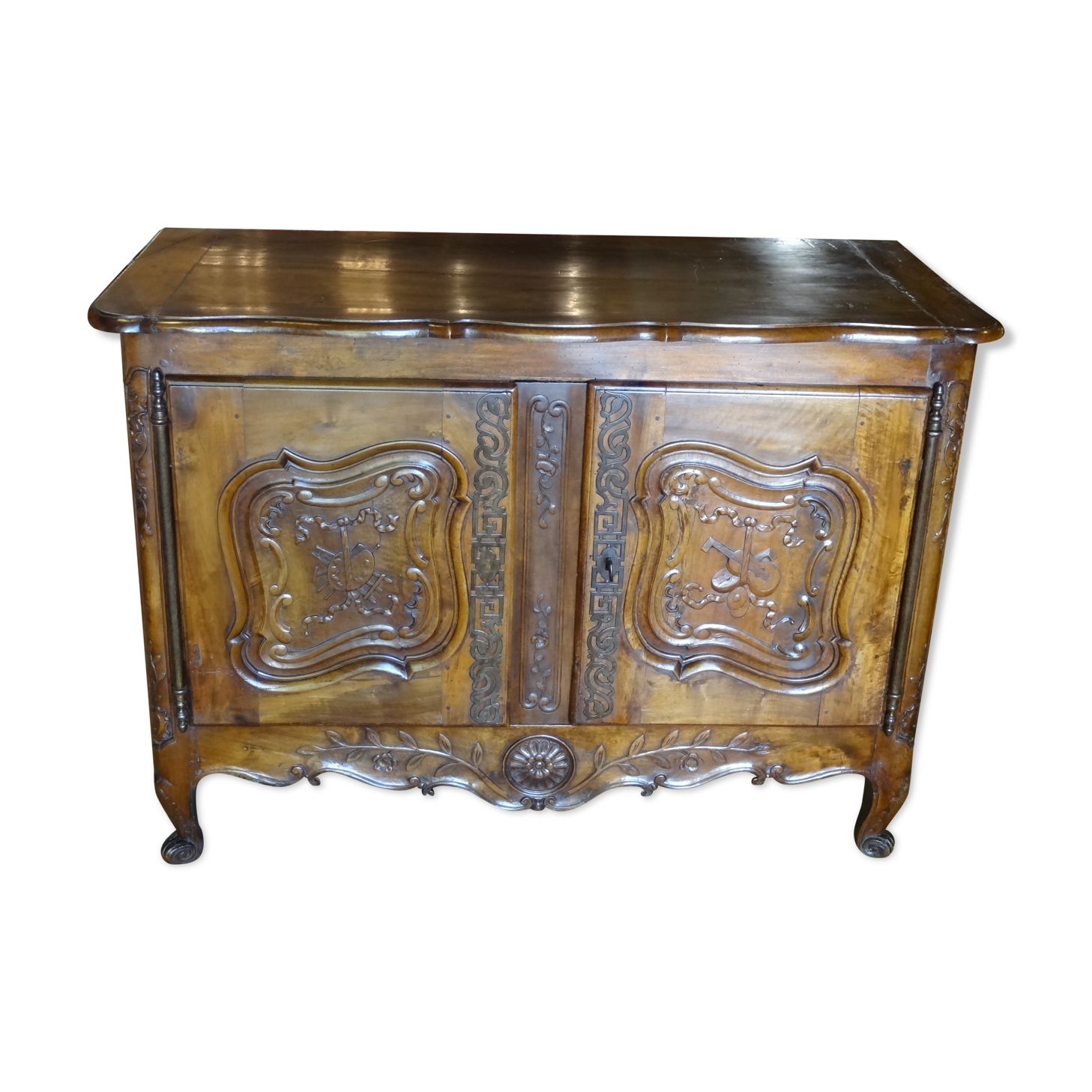 18th century Provencal sideboard in walnut, Louis XV period 140 x 100 cm