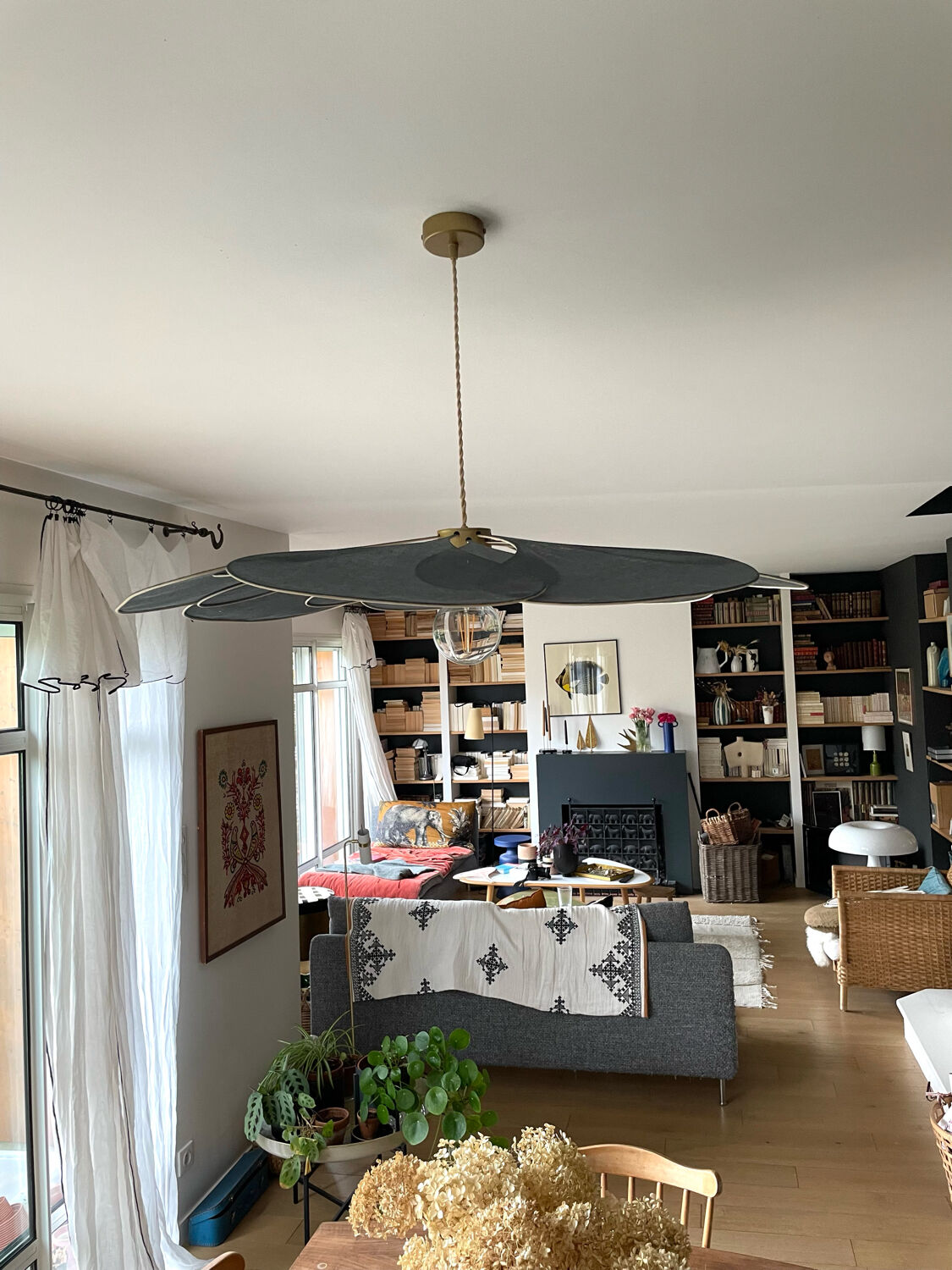 Floral pendant light in linen and rattan