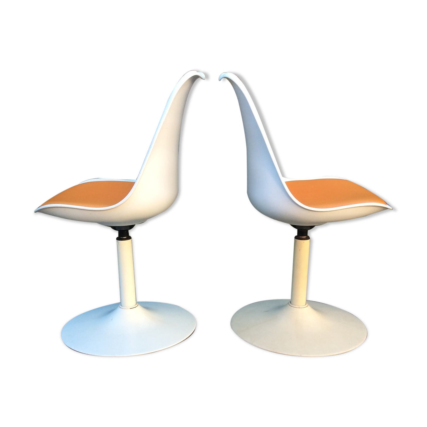 Vintage chair with tulip base in white lacquered metal pvc back and seat in orange Skaï.