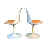 Vintage chair with tulip base in white lacquered metal pvc back and seat in orange Skaï.