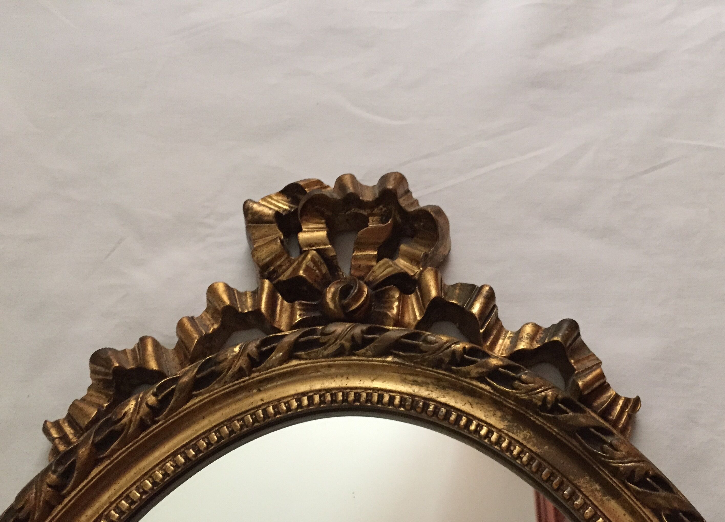 Miroir ovale en bois doré 52 x 35 cm