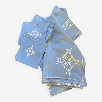 Nappe et serviettes brodees vintage au bleu lavande.
