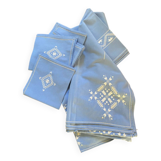 Nappe et serviettes brodees vintage au bleu lavande.