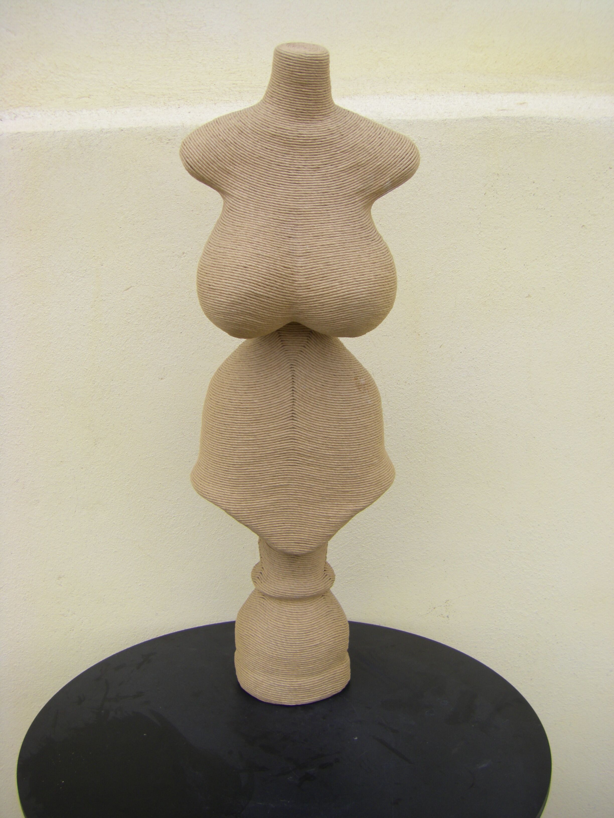 Mannequin bust in natural raffia