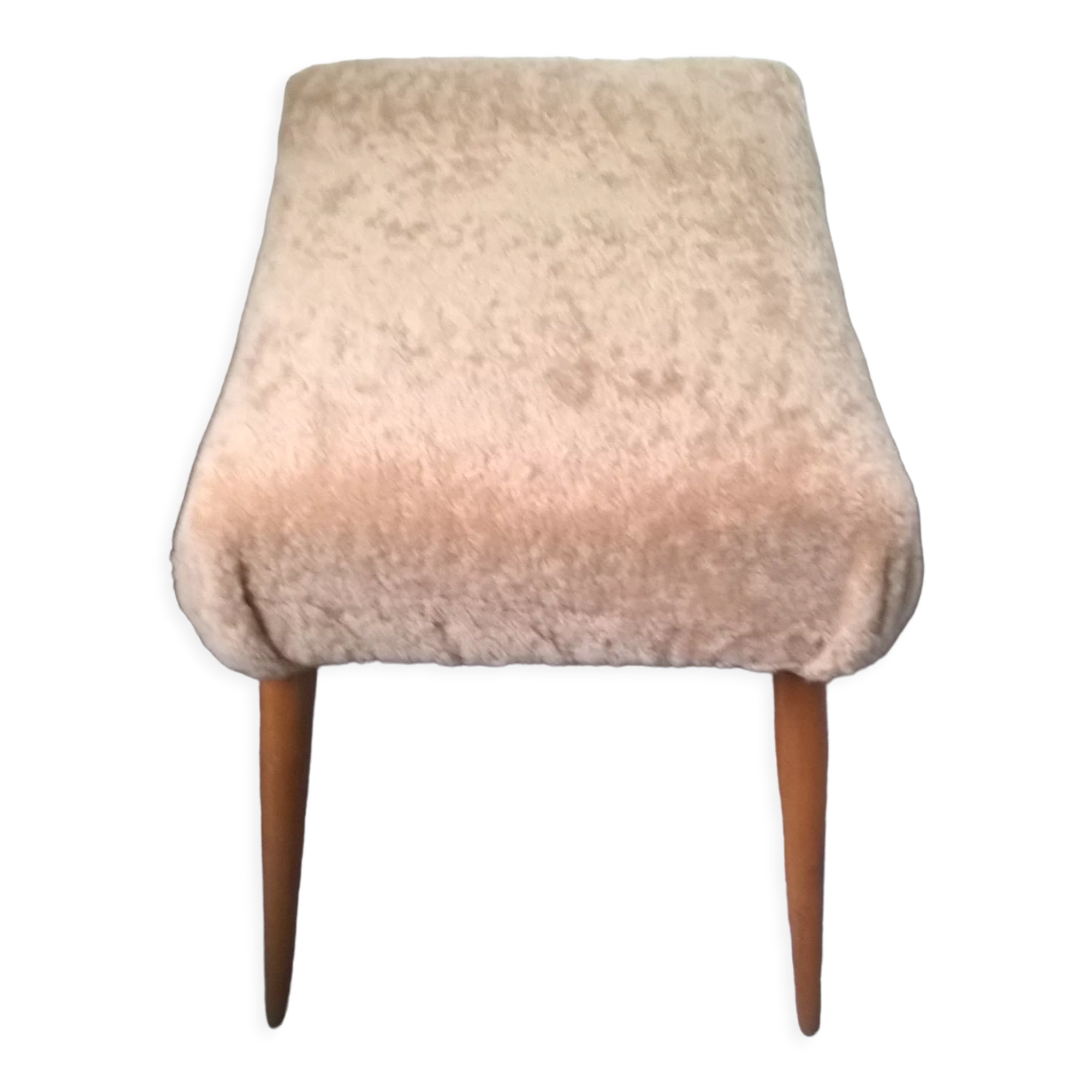 Tabouret ottoman scandinave en hêtre et peau de mouton