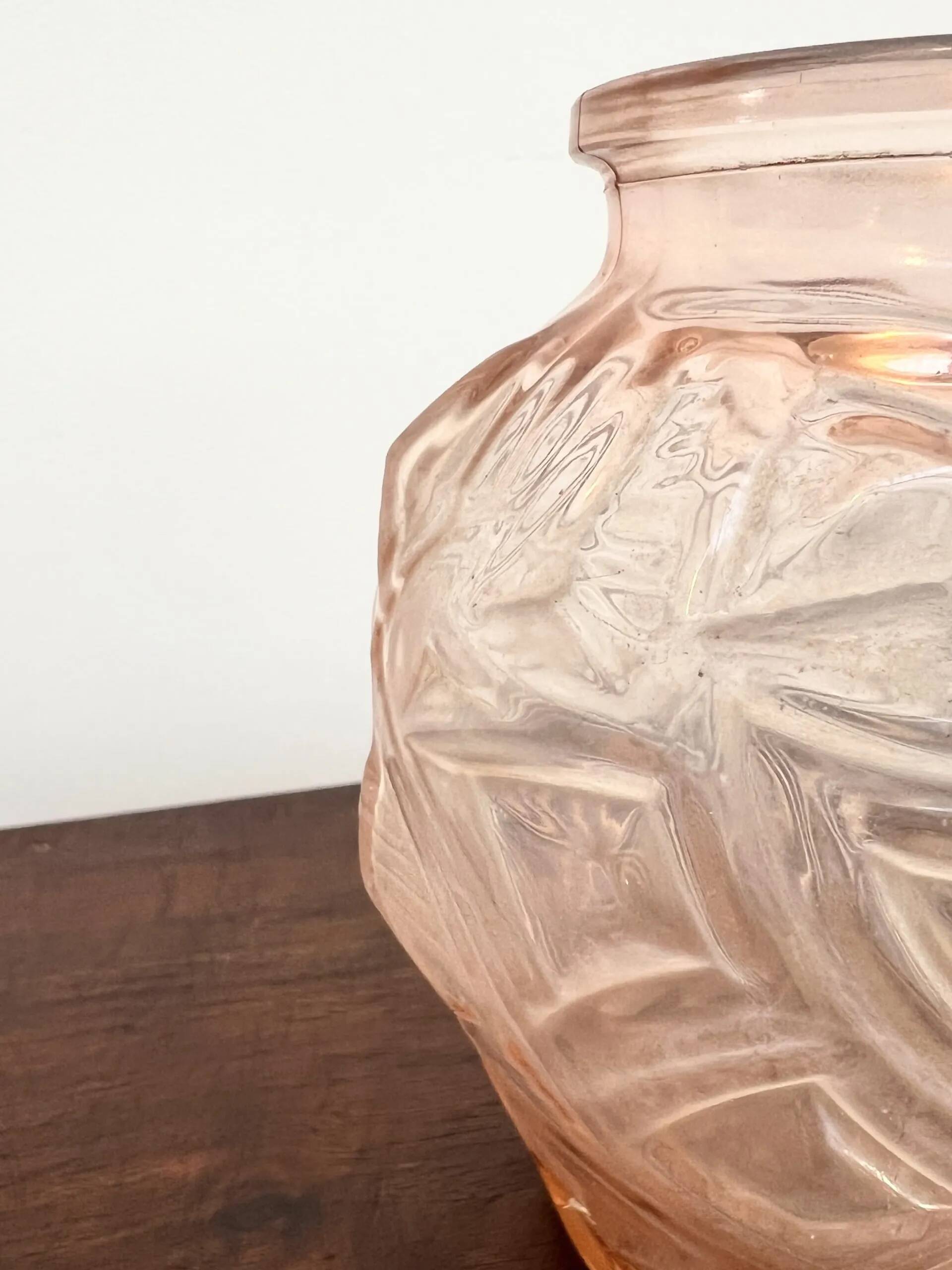 Vase verre moulé rose art déco