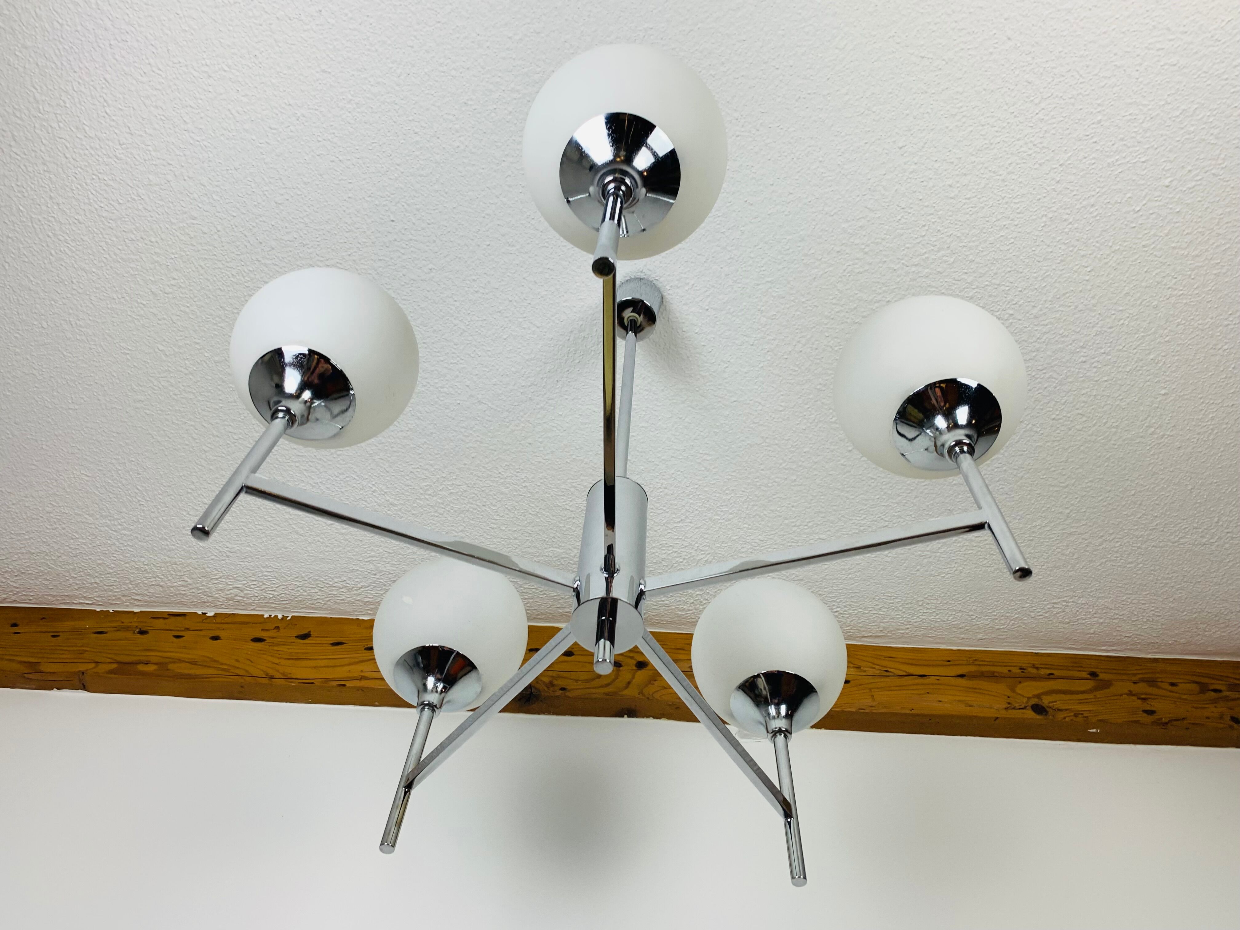Lustre 5 globes chrome et opaline 1970