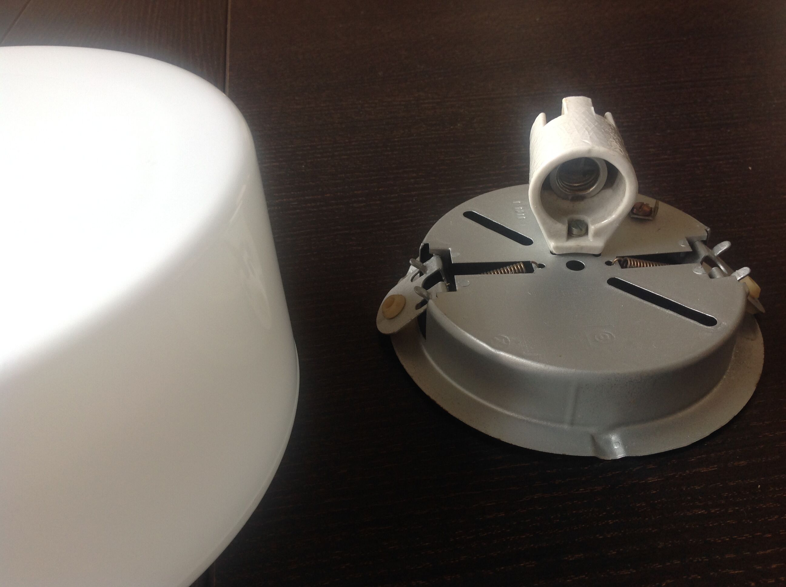 Round ceiling lamp in white opaline / vintage 60s-70s
