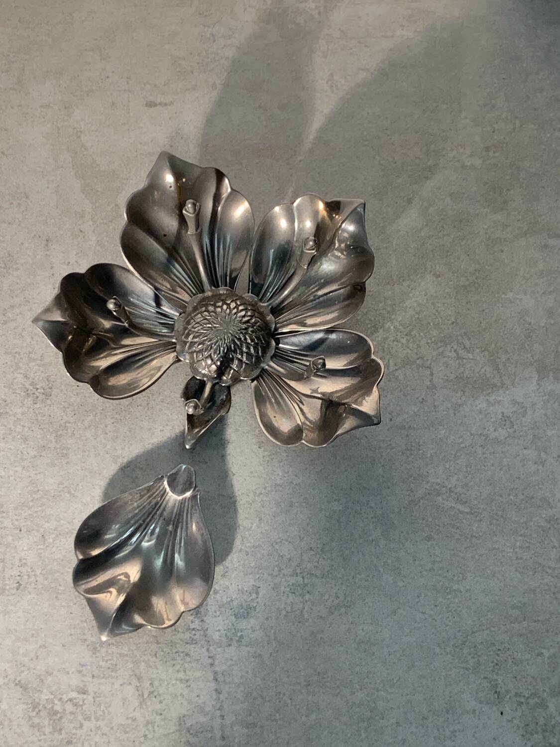 Silver metal flower with removable petals