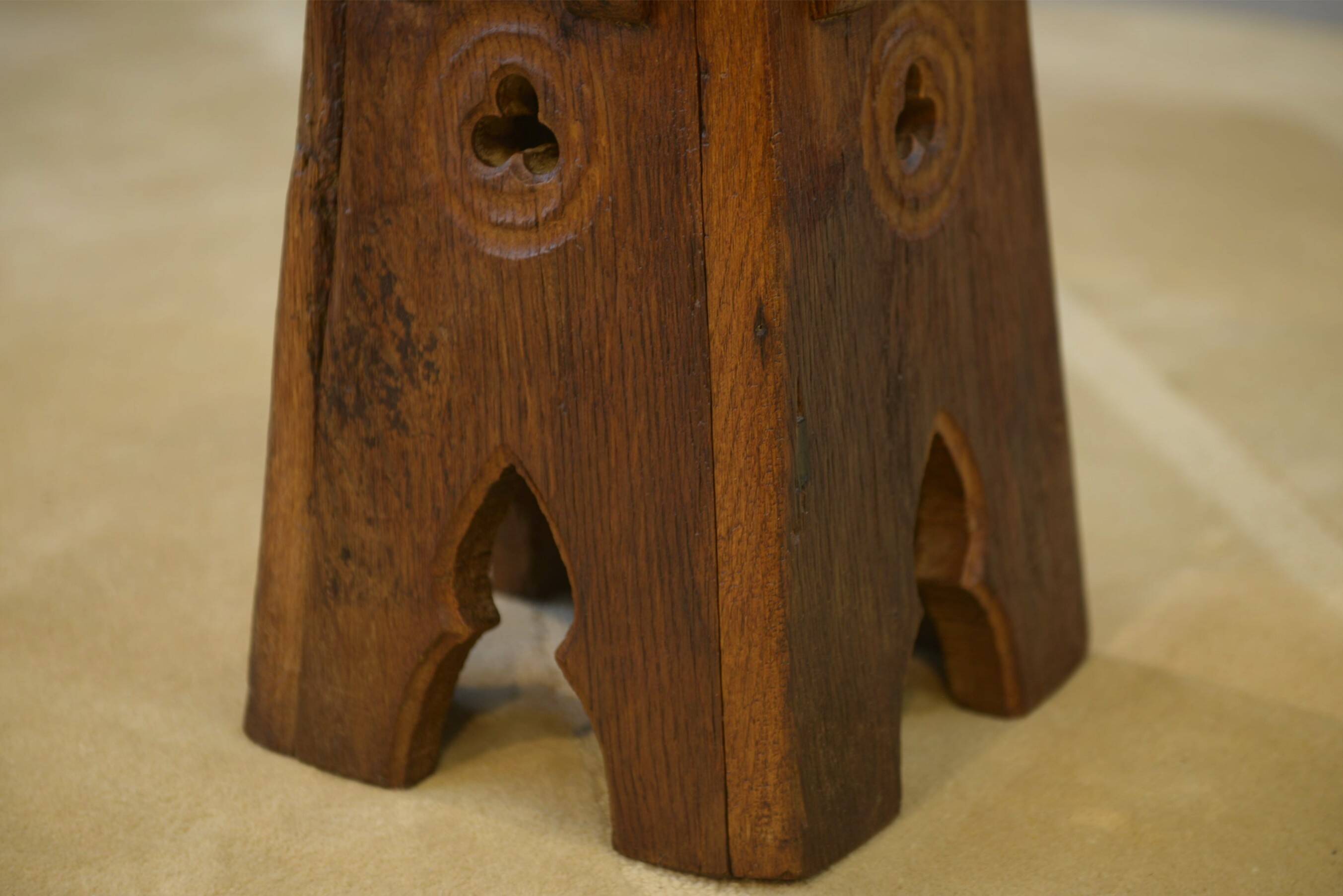 Tabouret brutaliste en chêne début 20ème
