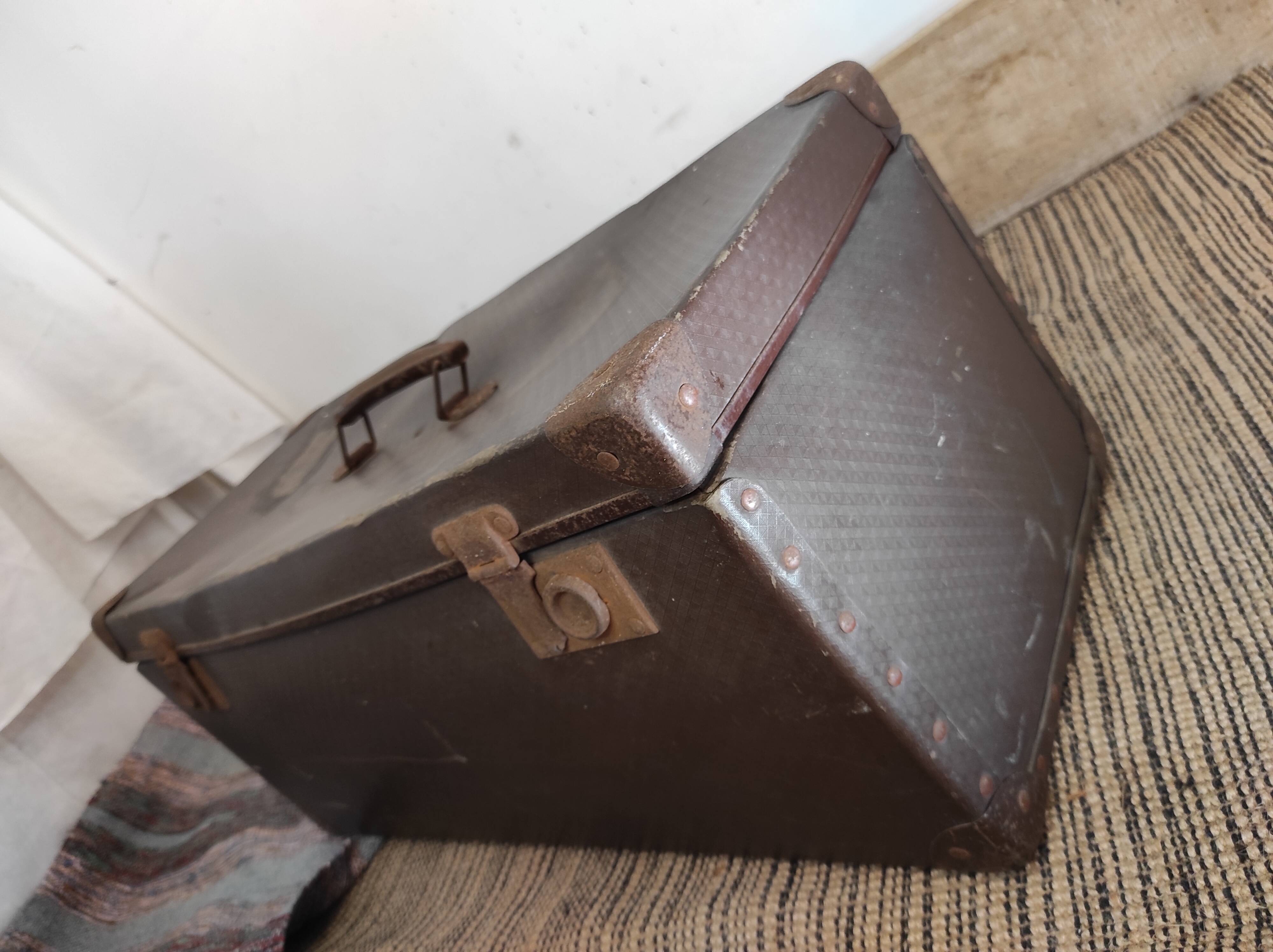 Old suitcase / old case