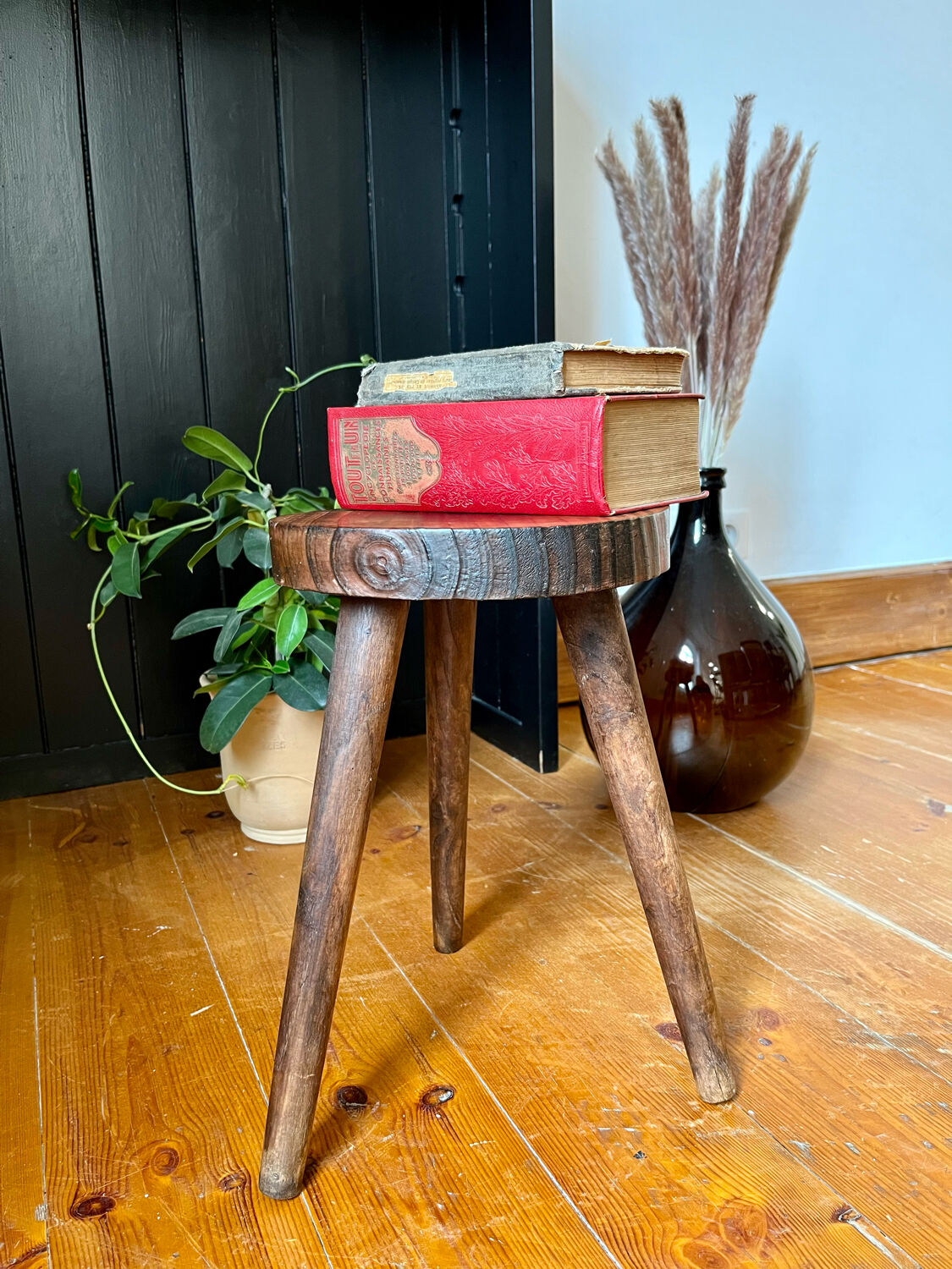 Tripod stool feet compass