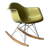 Fauteuil rocking chair design Eames Plastic Armchair RE RAR, edition Vitra