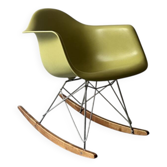 Rocking chair design Eames Plastic Armchair RE RAR, edition Vitra