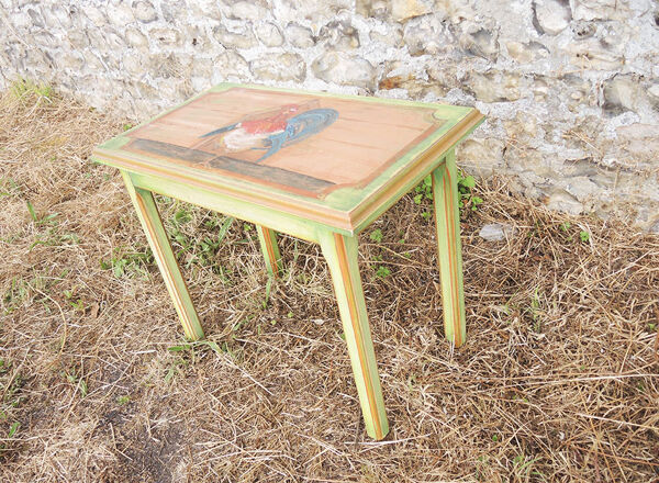 Ancienne petite table d’appoint en bois massif peint main, décor coq