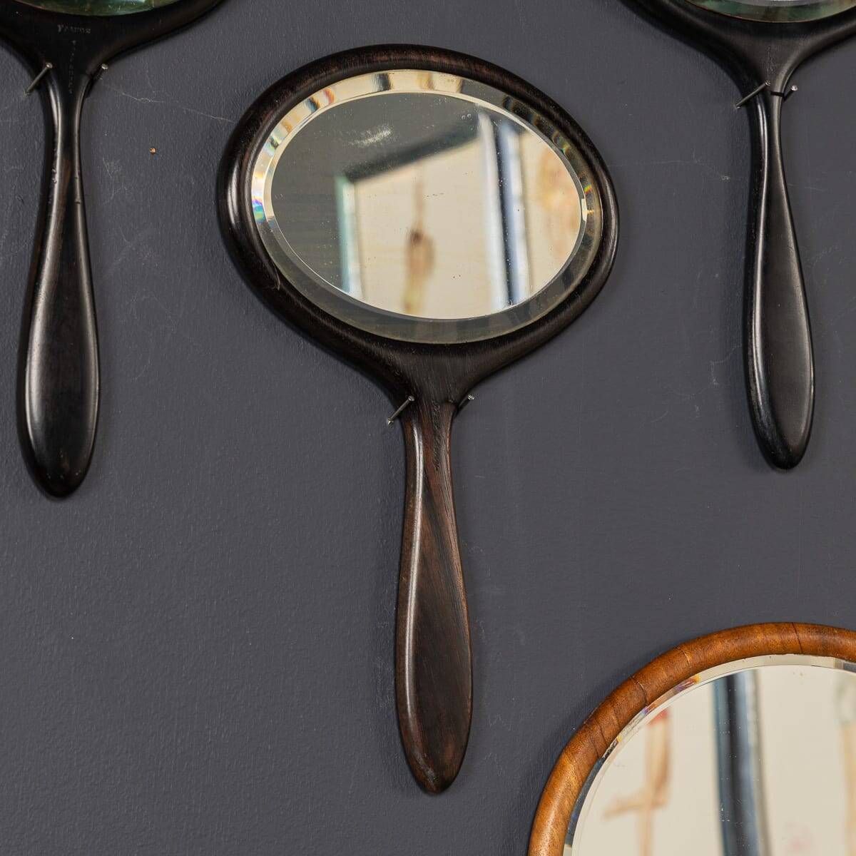 Collection antique du 19ème siècle de vingt-cinq miroirs à main en bois
