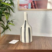 Vase artisanal bouteille gris rayé