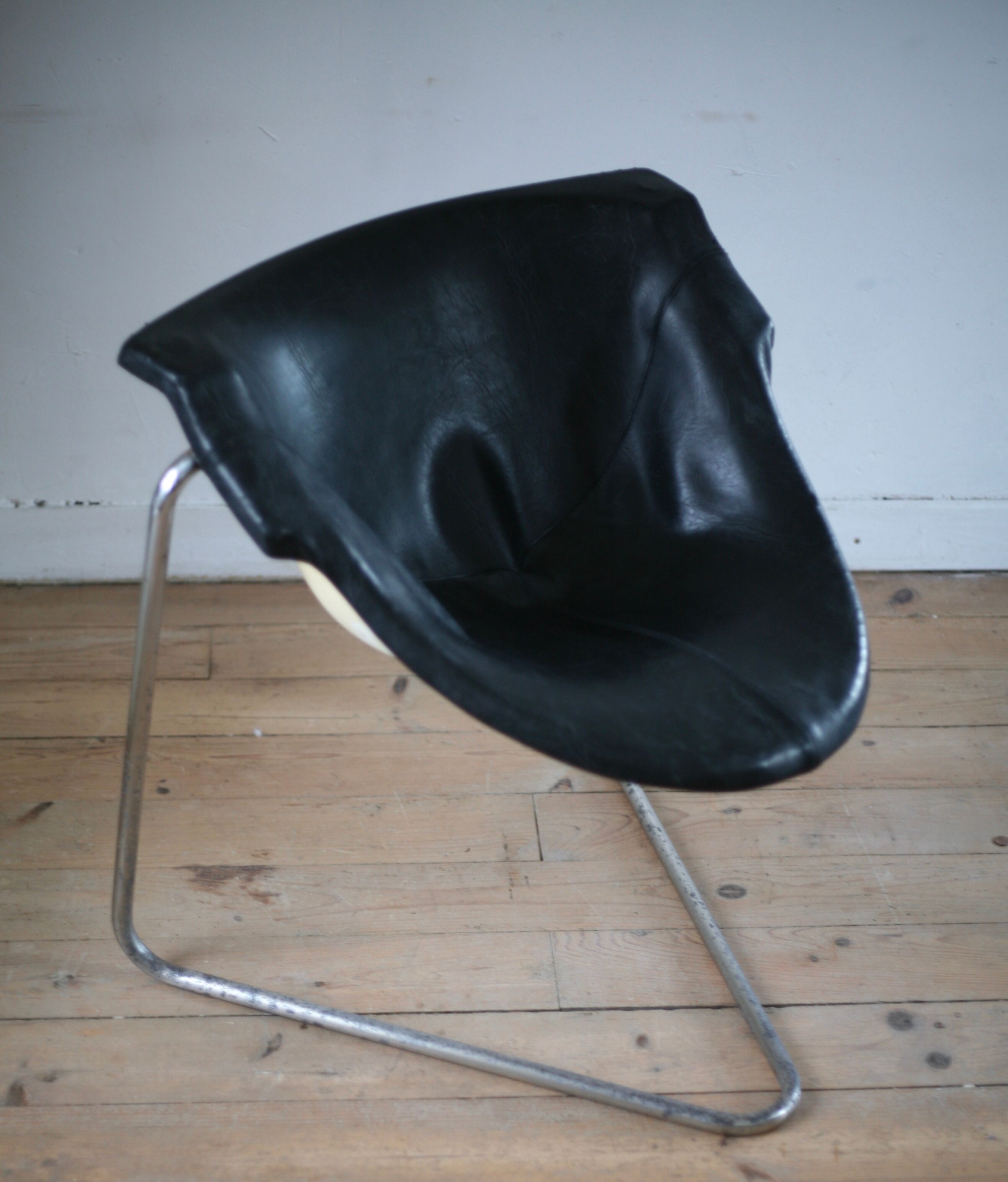 Pussycat chair, Steiner edition, design by Kwok Hoi Chan, France , 1969