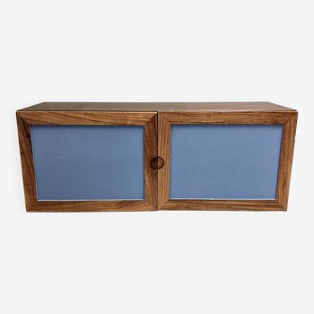 Rangement suspendu design scandinave 1950.