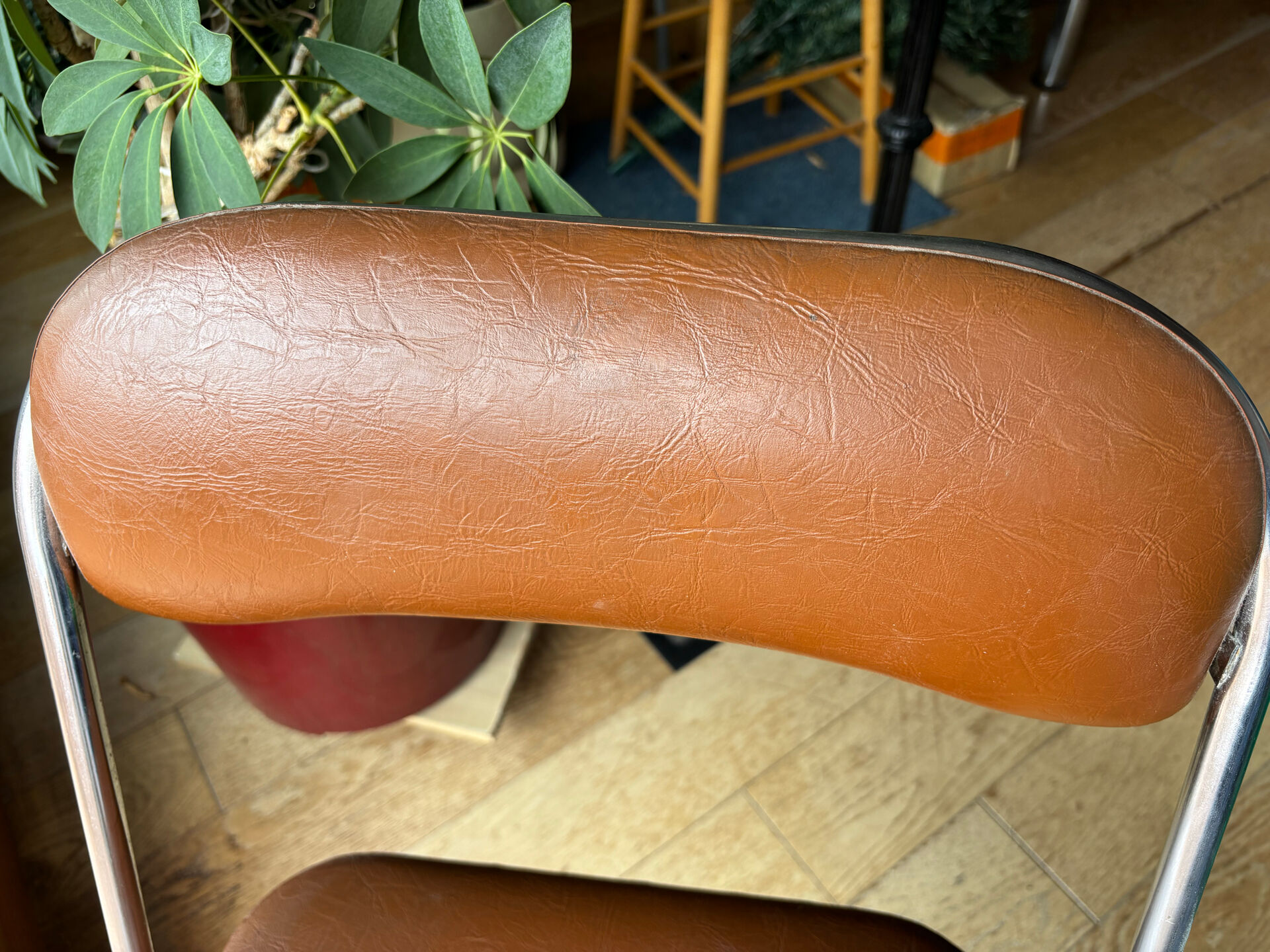 Brown folding chair in vinyl and steel