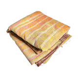 Tissu ou plaid. couvre lit ancien recyclé et assemblé usé volontairement