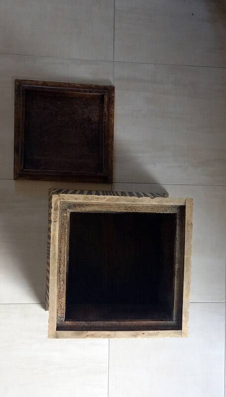 Tabouret coffre en teck naturel brun et noir.