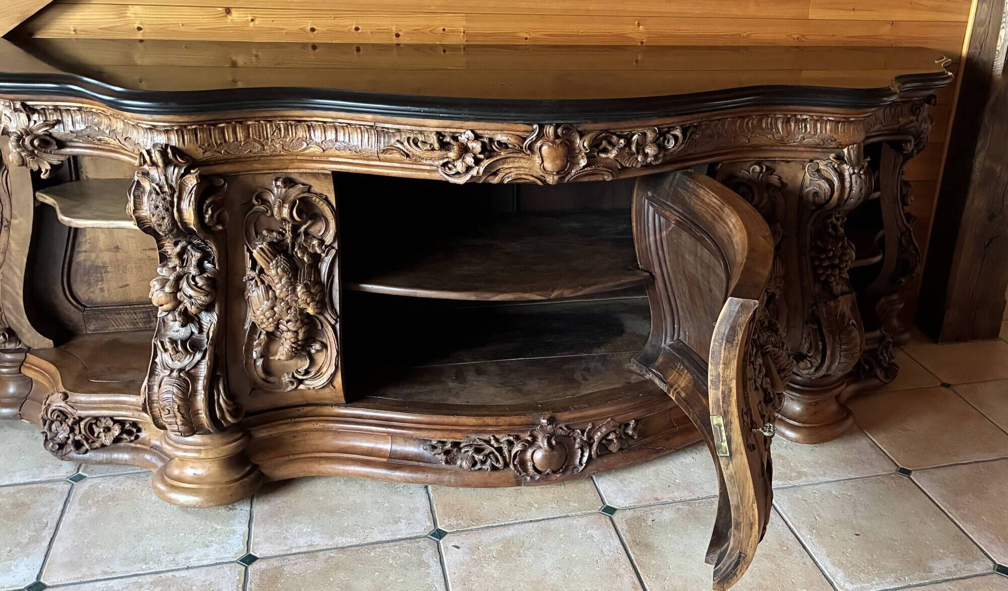 Monumental sideboard from the 19th century.