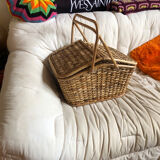 Picnic basket with woven wicker flaps