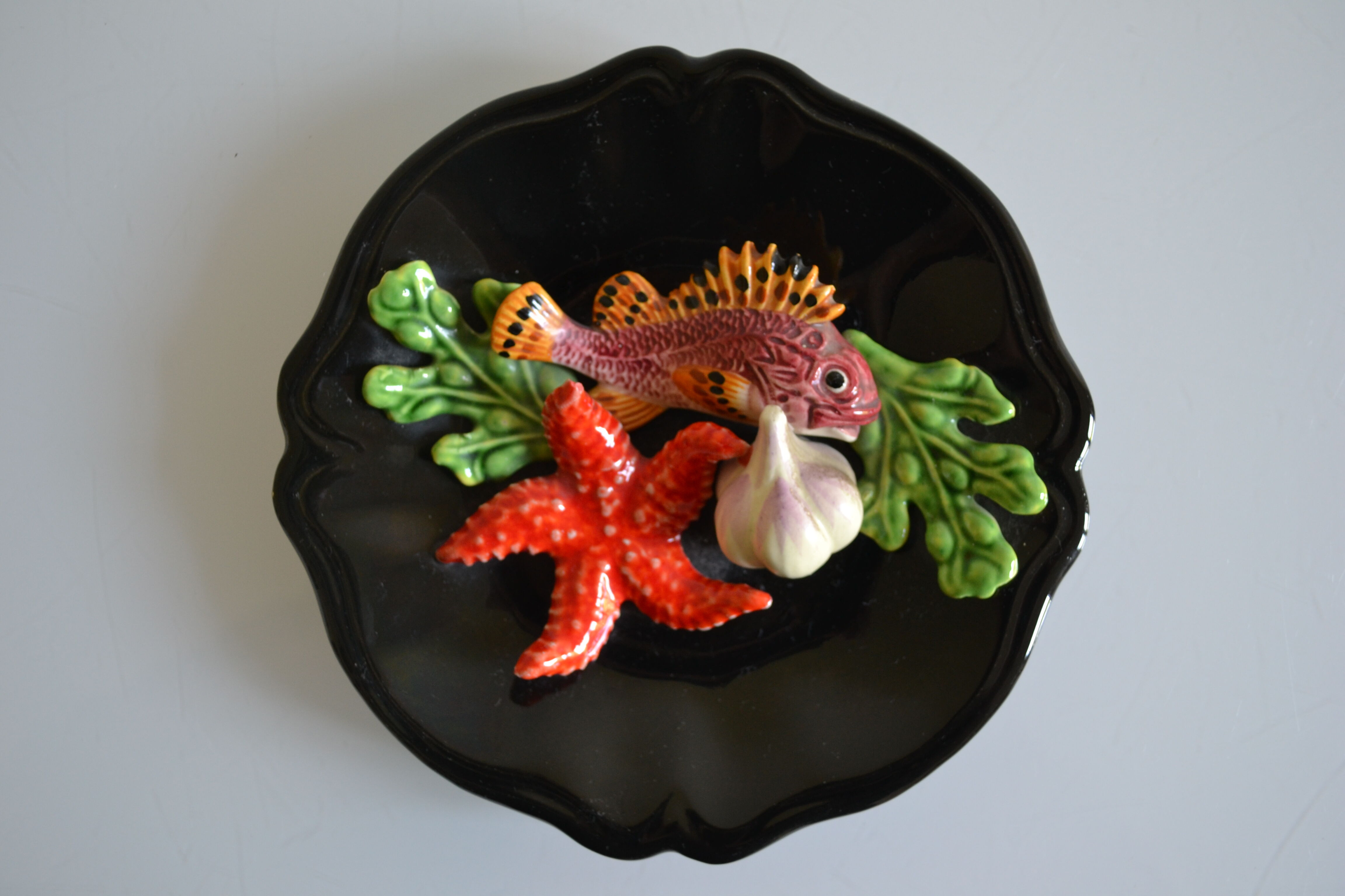 Assiette Vallauris 60's barbotine poisson