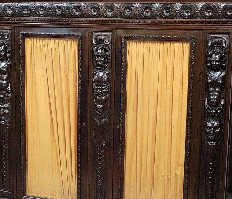 Important carved wooden library in Renaissance style, dating from the 19th century.