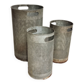 Ensemble vintage de poubelles en métal perforé