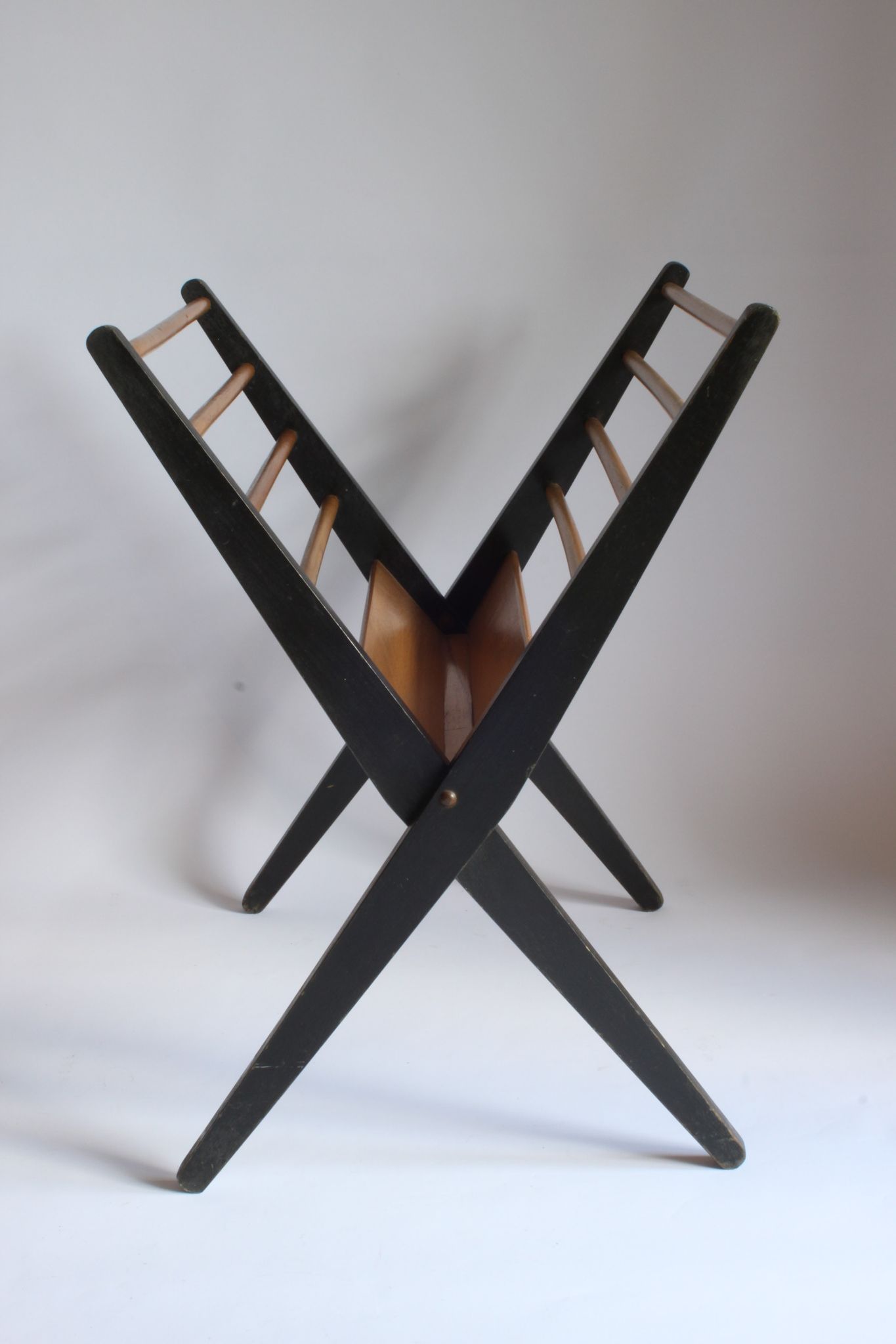 Foldable wooden magazine holder by Cees Braakman for Pastoe, the Netherlands 1950s.