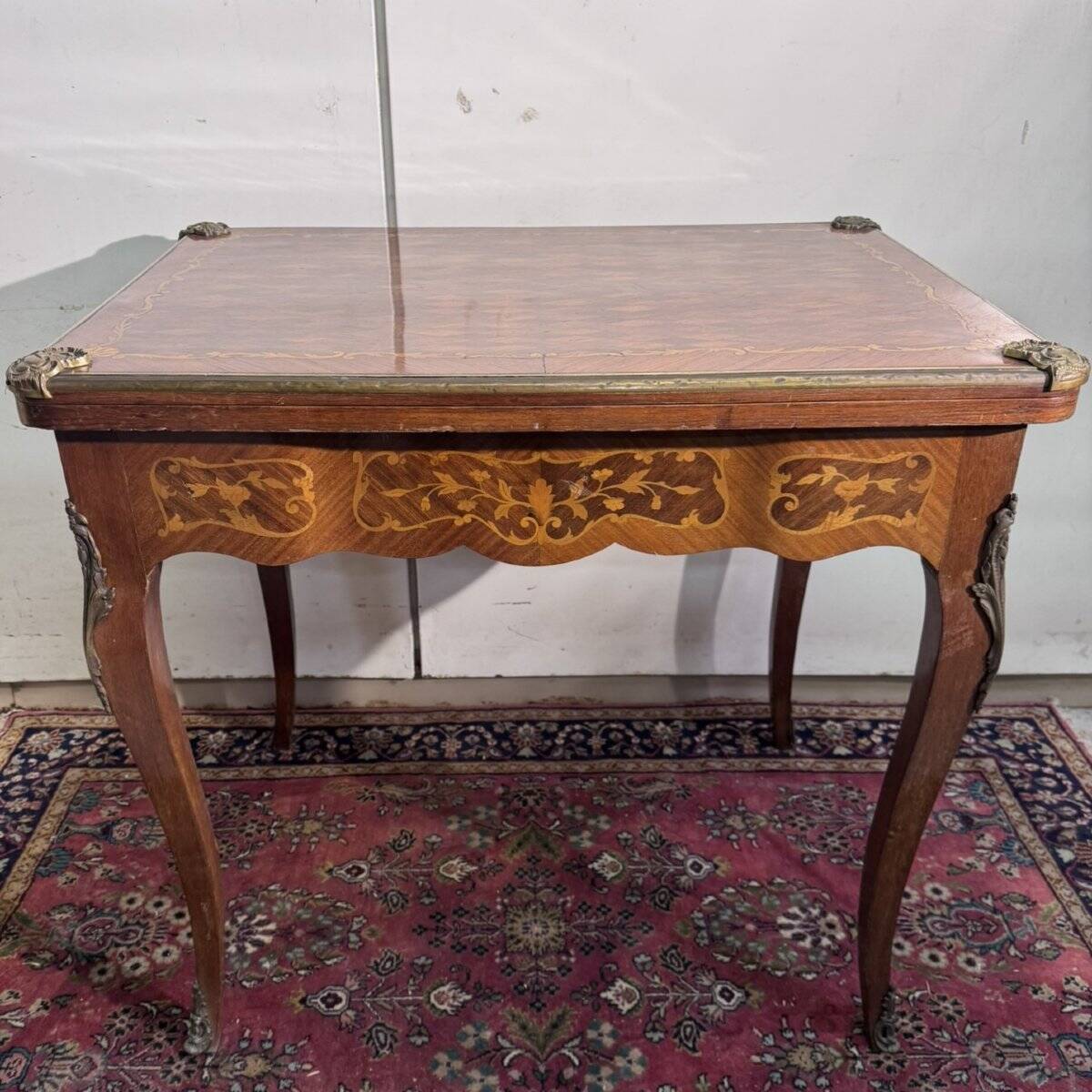 Table à jeu en marqueterie de style louis XV époque fin XIXeme