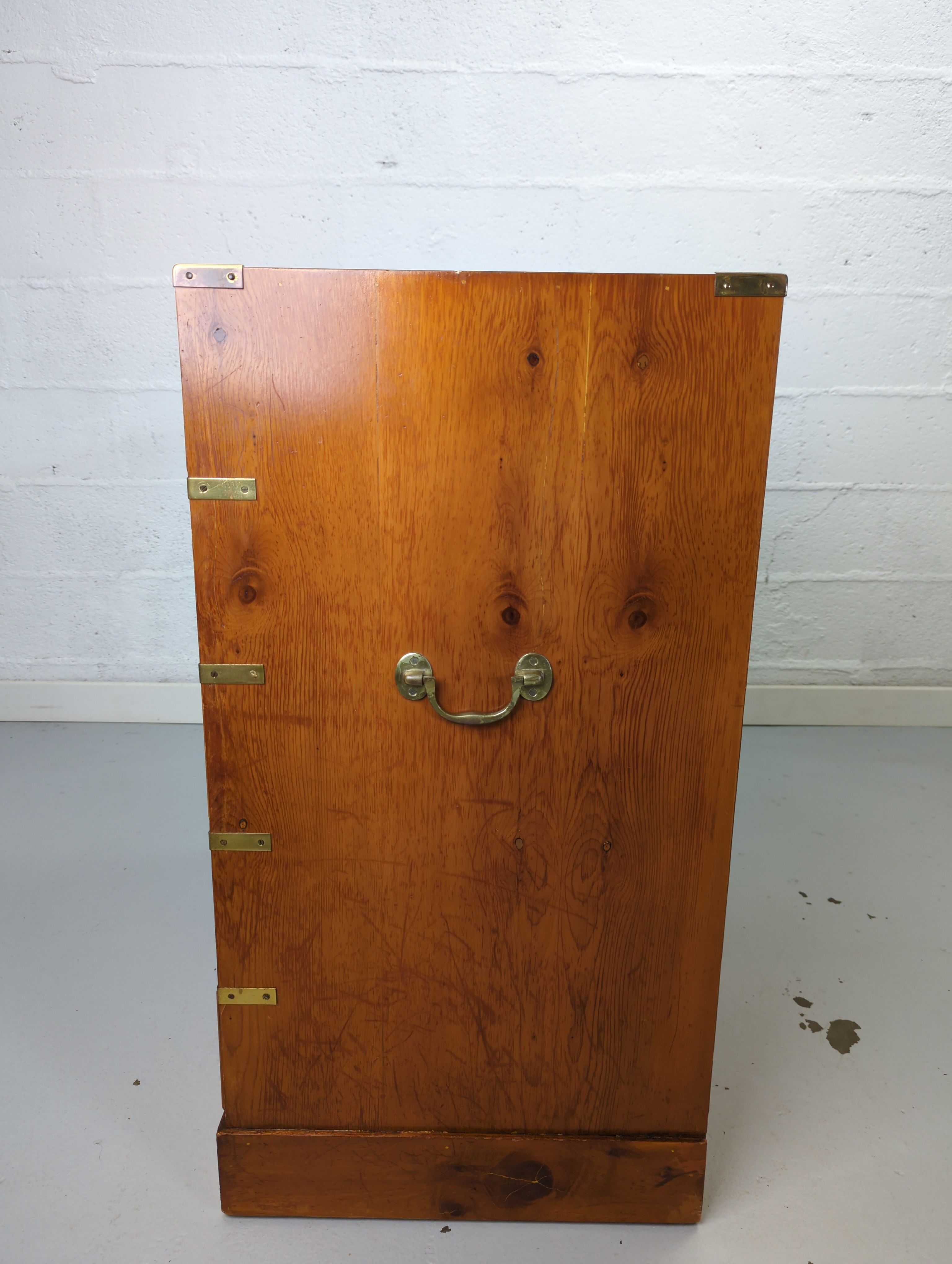 Commode marine secretary