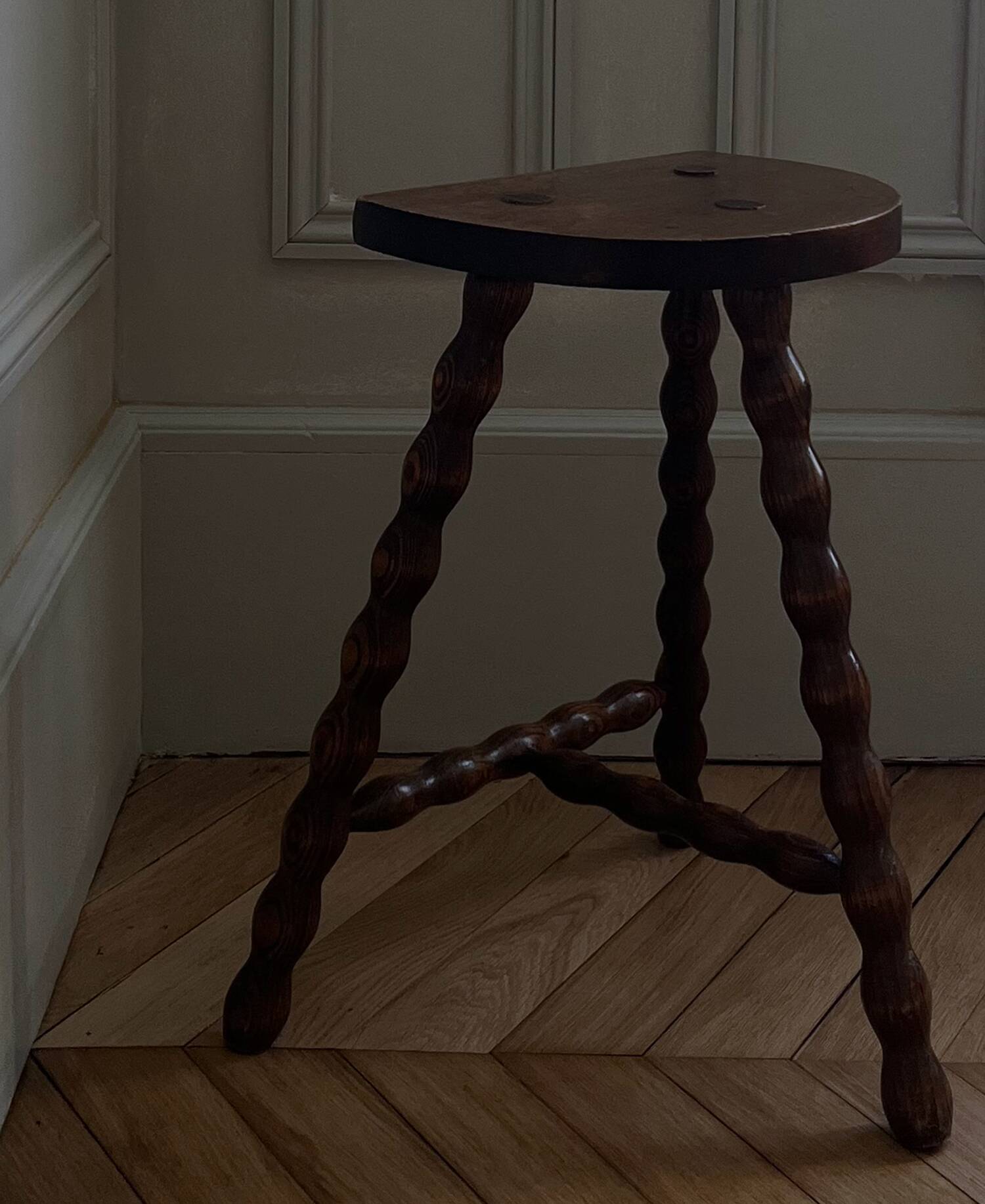 Tabouret tripode brutaliste dans le goût de Charles Dudouyt