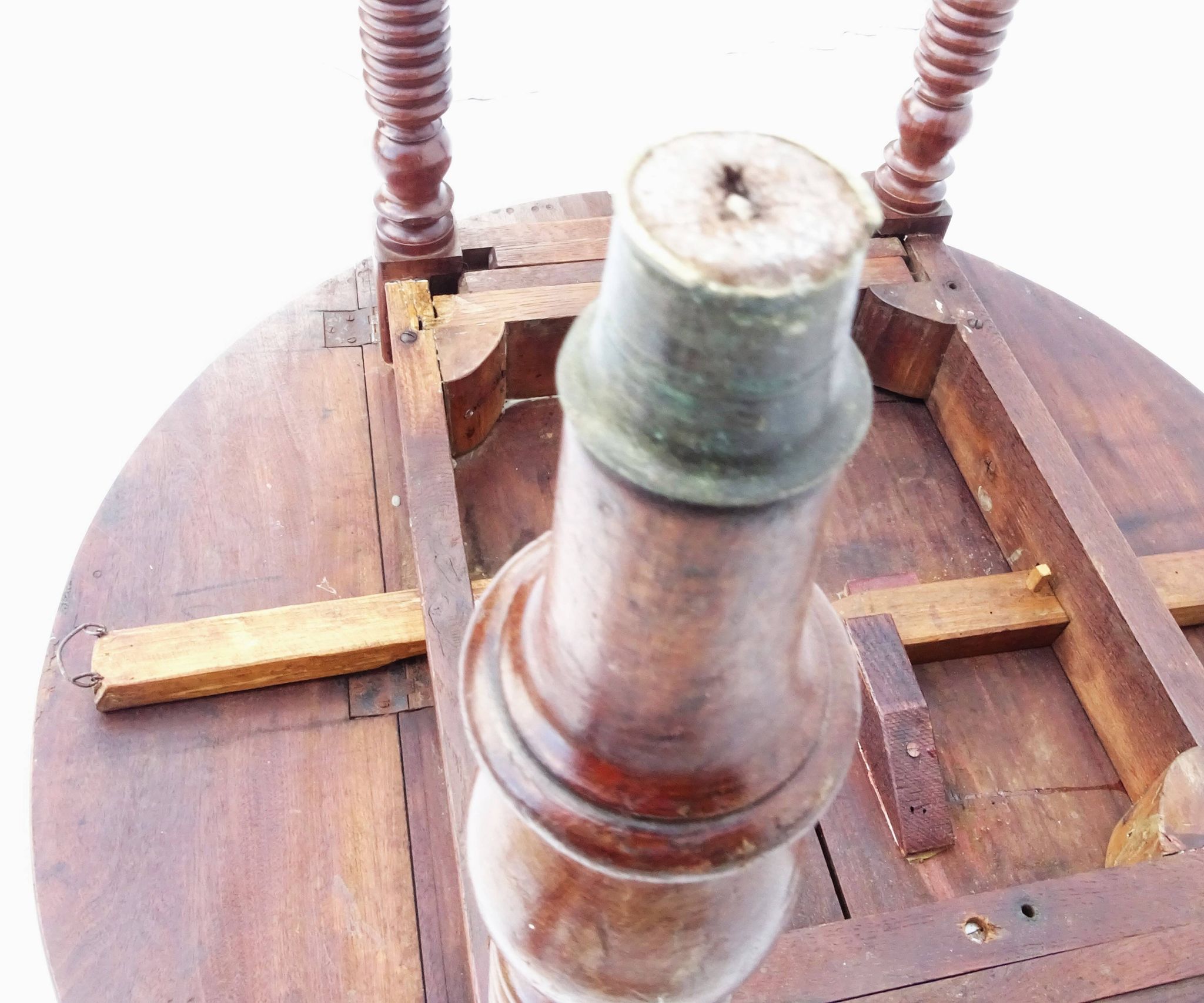 Round flap table