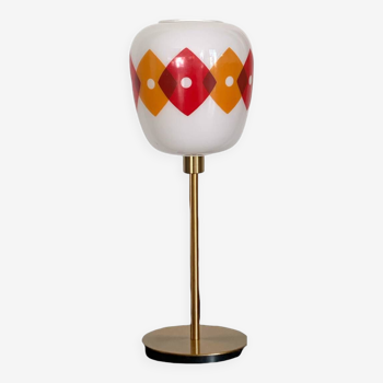 Lampe à poser avec un globe vintage "Jacquard" orange et rouge en verre blanc et un pied doré