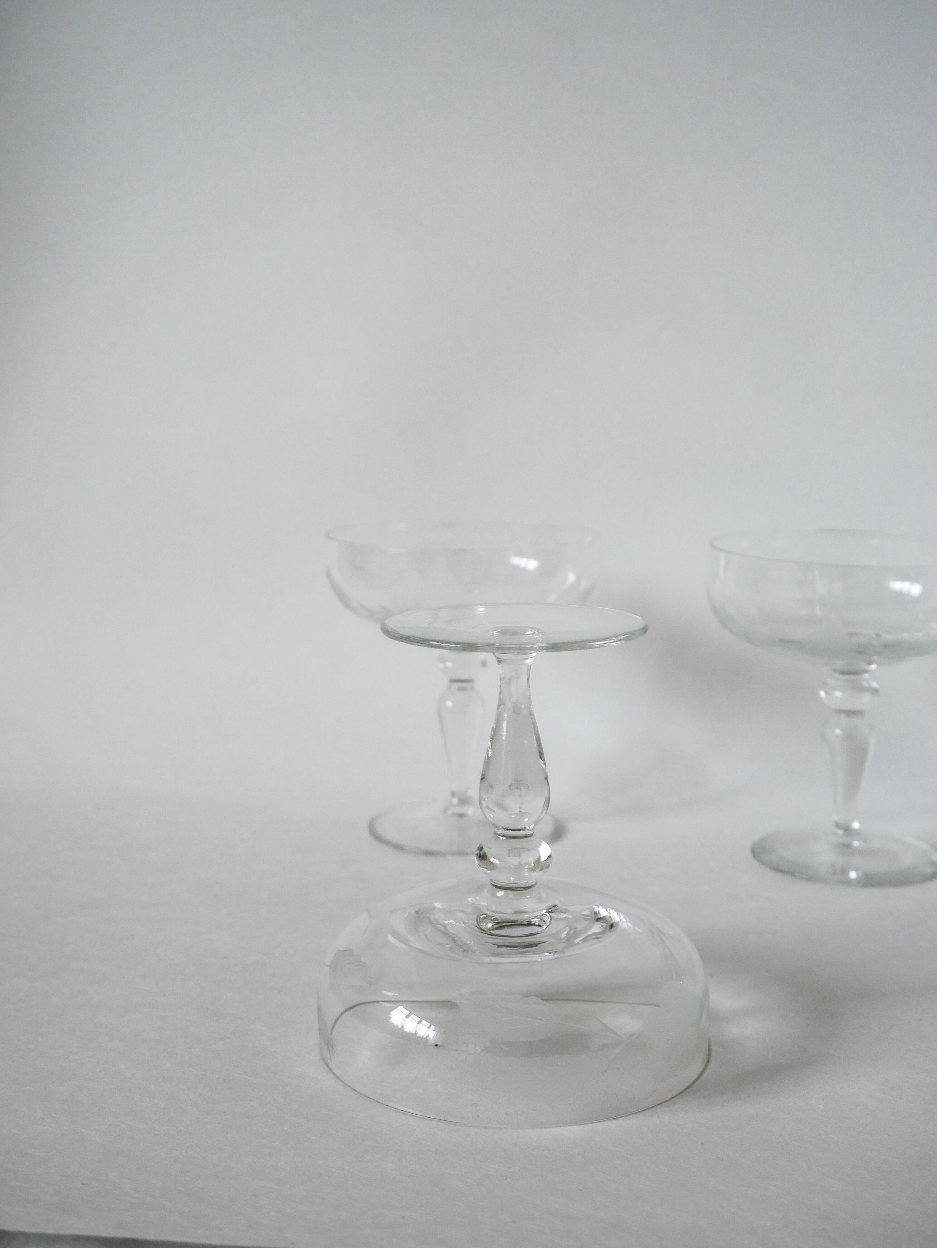 set of 4 very large champagne glasses in engraved crystal 1950 12 x 11 cm