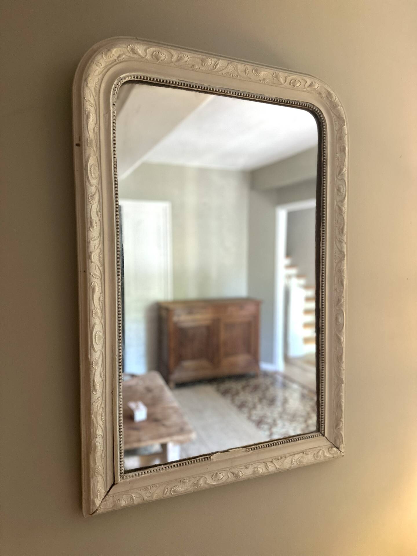 Antique Louis-Philippe mirror with pearls and shells, white patina.