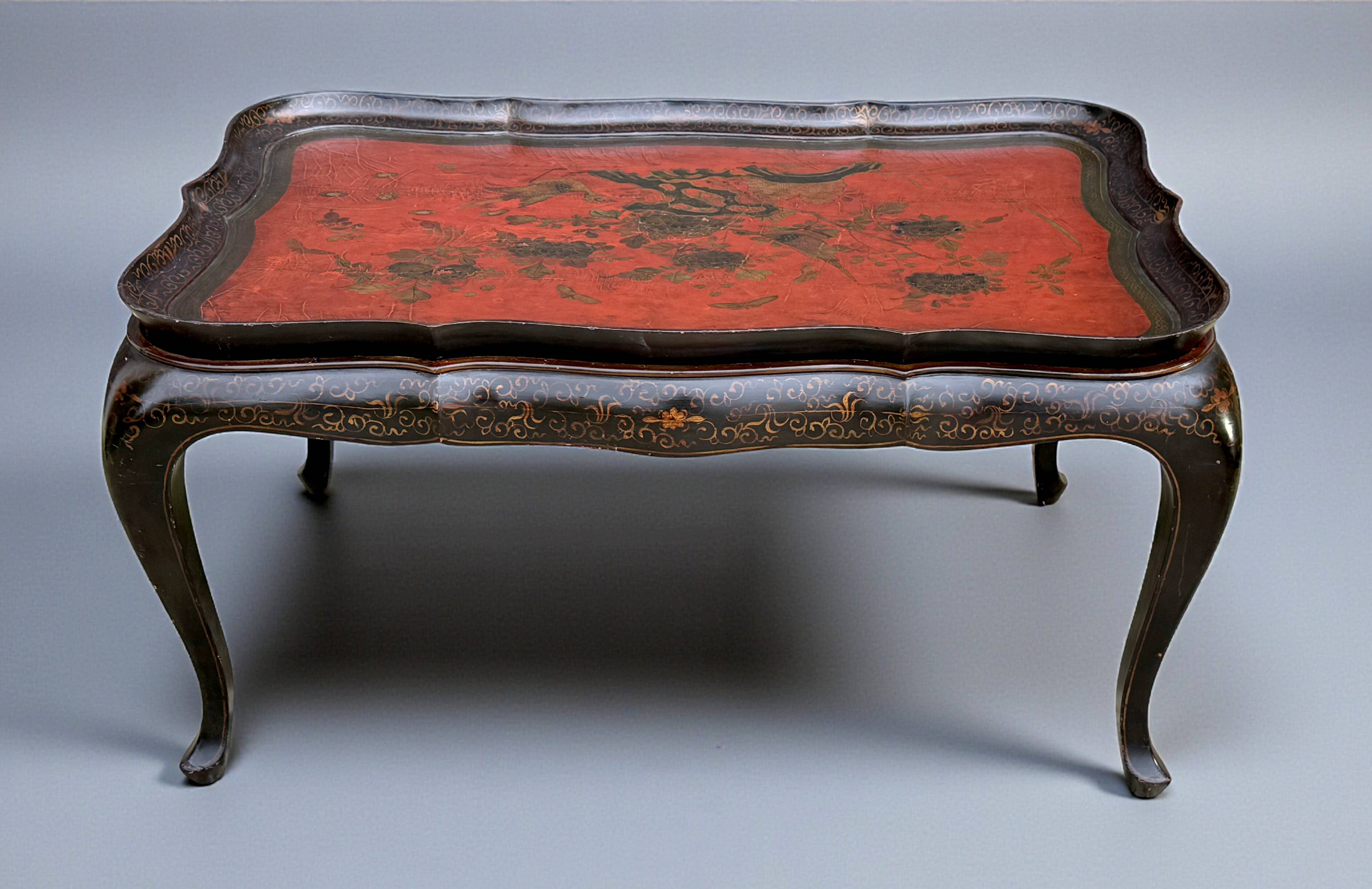 Low table in chinese black and red lacquer from the 19th century with independent tray